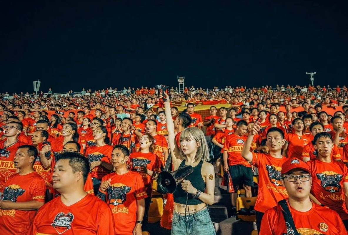 该片是导演塞思·麦克法兰初次进军年夜银幕，自编自导的作品，片中的泰迪熊也是由他本人配音。                                  　　孤介的约翰儿时许了一个愿，但愿他的玩具泰迪熊可以活过来，成为他真实的伴侣。古迹产生了，泰迪（塞思·麦克法兰 Seth MacFarlane 配音）有了生命，并和约翰一路糊口了二十多年。现在老迈不小的约翰（马克·沃尔伯格 Mark Wahlberg 饰）无所事事，成天和泰迪一路吸烟饮酒吸年夜麻，过着花天酒地的糊口。直到他赶上斑斓的劳丽（米拉·库妮丝 Mila Kunis 饰），决心要改变本身。可是，泰迪却其实不喜好约翰的新女友劳丽，老是处处给劳丽找麻烦，乃至粉碎约翰和劳丽的豪情。面临陪同多年的老友，和方才俘获的女友，约翰要若何处置二者之间的关系？他是否是能找到一个均衡点呢？